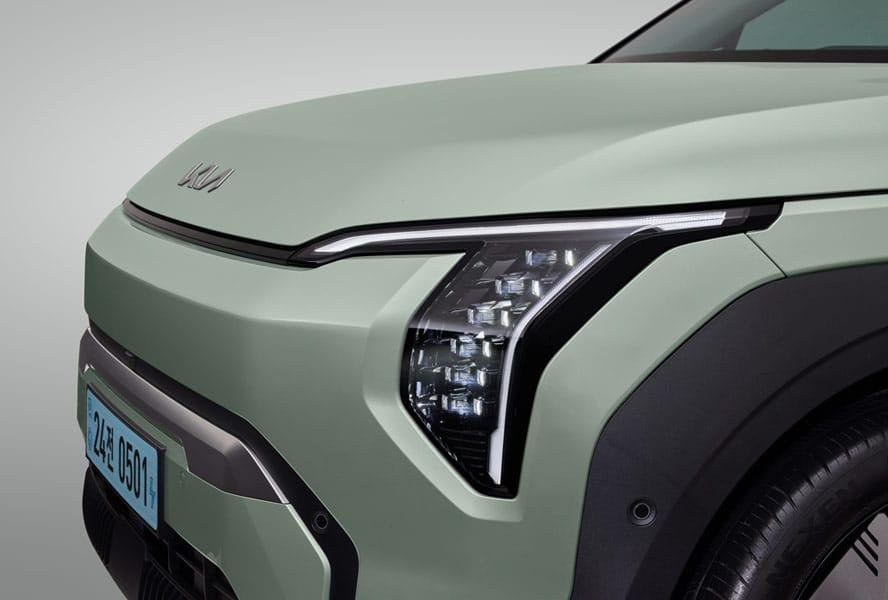 기아 EV3 스몰 큐브 프로젝션 LED 헤드램프 초밀착 클로즈업 공식 피처