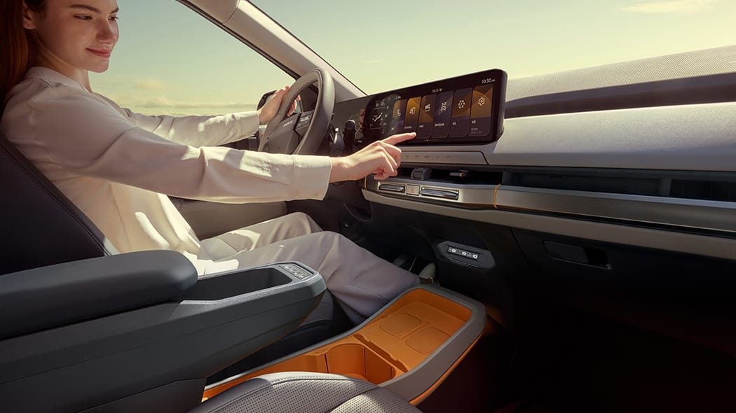 EV3 운전석과 대시보드 · 기아 공식 연출 이미지