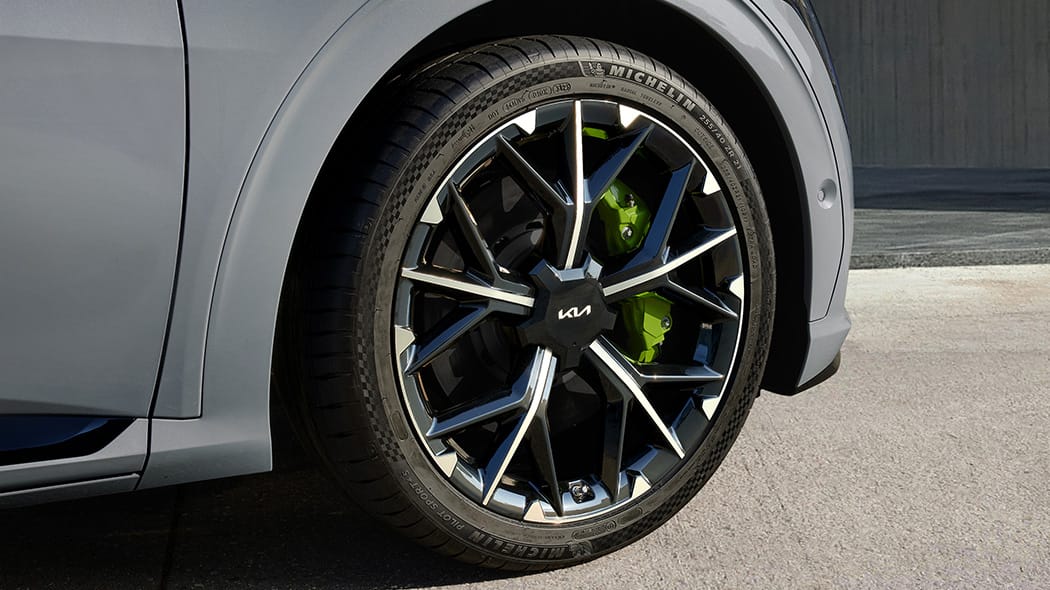 https://www.kia.com/content/dam/kwp/kr/ko/vehicles/ev6-gt/25pe/gallery/image/asset/ev6-gt_gallery_image_21inch_wheel.jpg