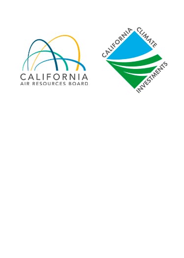 Dos logotipos sobre fondos blancos: el logotipo de la Junta de Recursos del Aire de California con arcos superpuestos en azul, verde azulado y dorado, y el logotipo de Inversiones Climáticas de California con un diseño de paisaje en azul y verde, con los nombres de las organizaciones mostrados debajo y alrededor de los gráficos.
