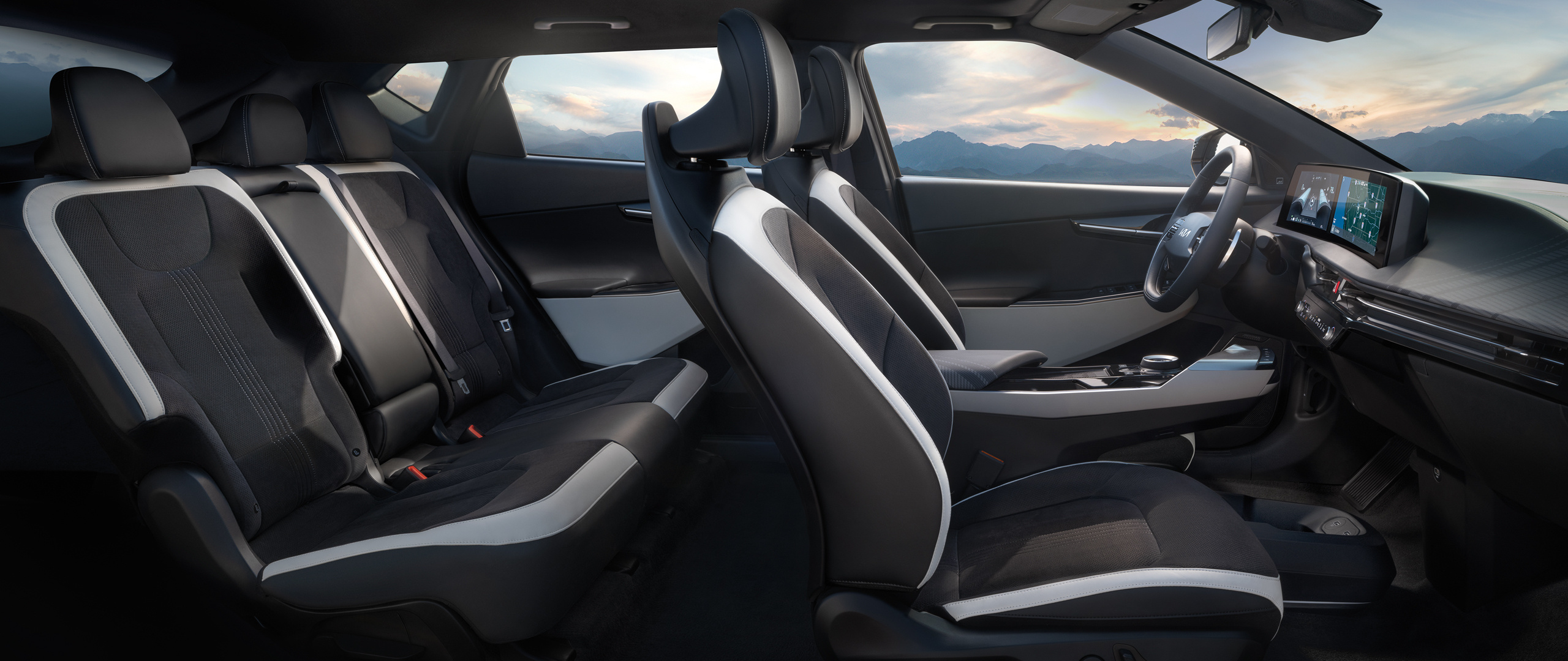 Vista lateral de los asientos y el espacio para las piernas en el amplio interior del Kia EV6 2022