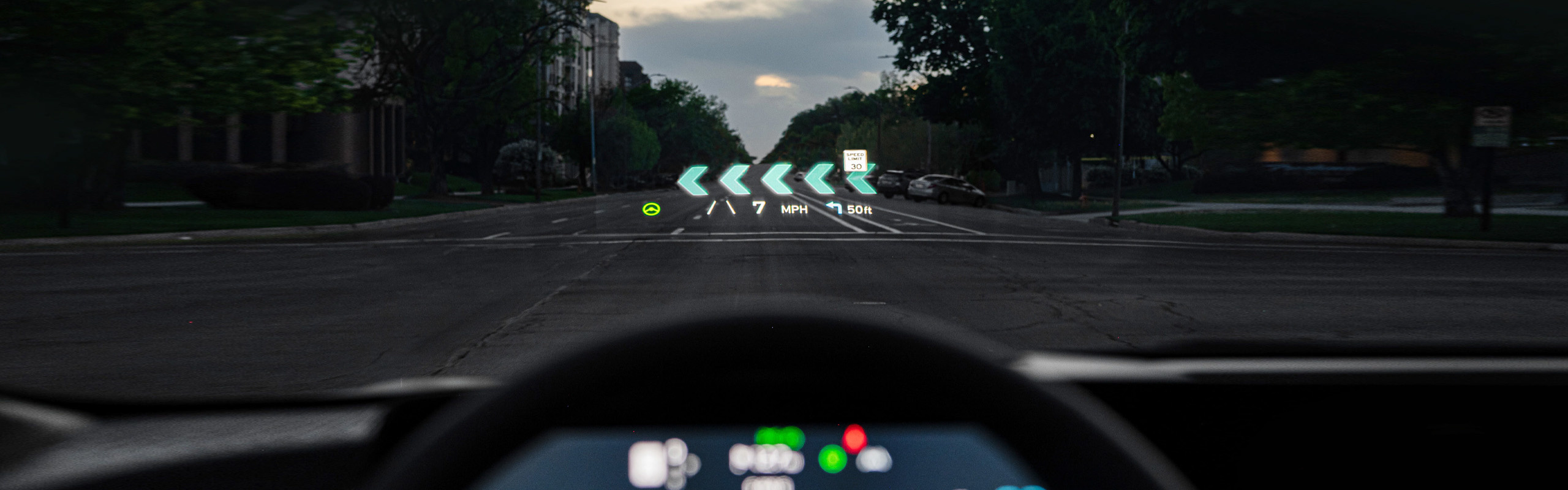 Primer plano de la pantalla de realidad aumentada a la altura de la vista en el interior del Kia EV6 2023