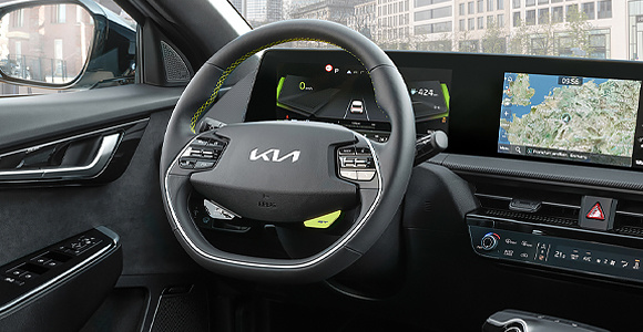 Primer plano del volante deportivo interior con base plana del Kia EV6 GT 2023