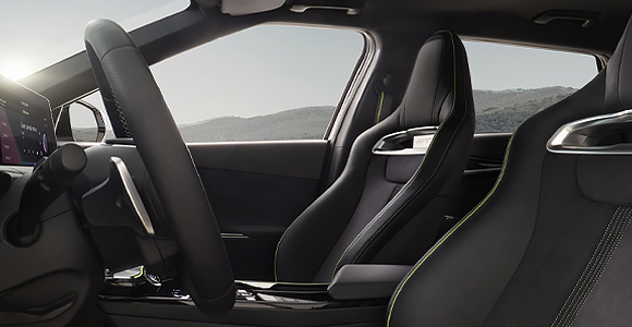 Primer plano de los asientos estilo butaca del interior del Kia EV6 GT 2023