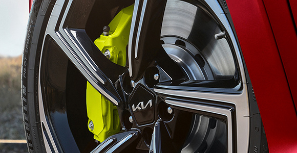 Primer plano de las pinzas de freno color verde neón y las ruedas de aleación de 21" del Kia EV6 GT 2023