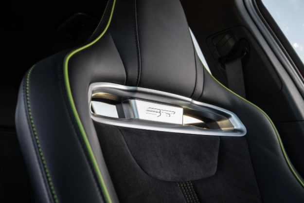 Primer plano de los asientos tipo butaca tapizados en gamuza del Kia EV6 GT 2024 