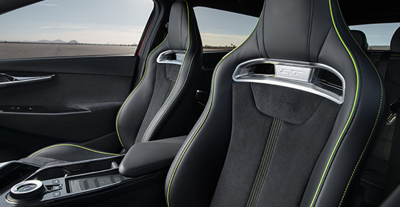 Primer plano de los asientos estilo butaca del interior del Kia EV6 GT 2024