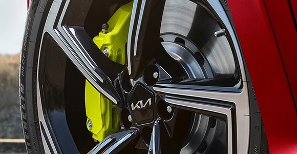 Primer plano de las pinzas de freno color verde neón y las ruedas de aleación de 21" del Kia EV6 GT 2024