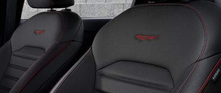 Kia Forte 2022 con interior negro, primer plano de los logotipos de GT-Line en los asientos estilo butaca delanteros