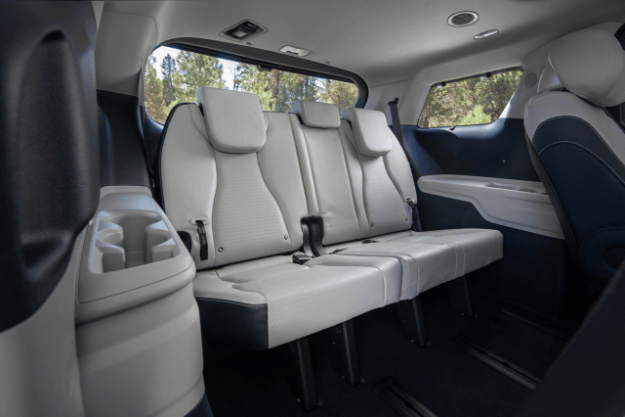 2025 Kia Carnival's dual 12.3-inch panoramic display showing its available entertainment and comfort options