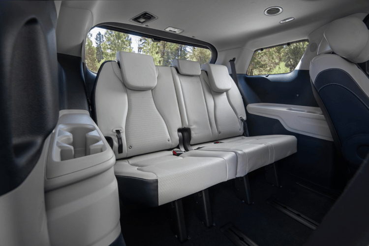 2025 Kia Carnival's dual 12.3-inch panoramic display showing its available entertainment and comfort options