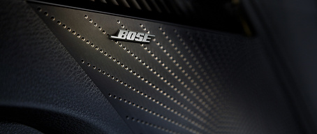 Primer plano del altavoz del sistema de audio premium Bose del Kia K5 2022