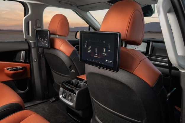 2024 Kia Carnival Dual-Screen Rear-Seat Entertainment with Device Mirroring Three-Quarter View 