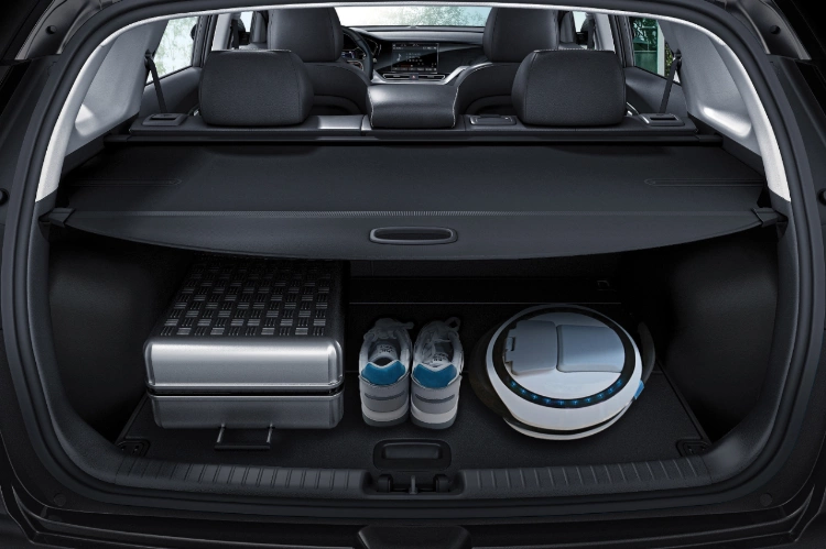Espacio de almacenamiento y cubreobjetos en el interior versátil del Kia Niro EV 2022