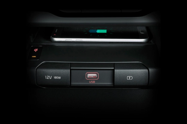Cargador inalámbrico y puerto USB en el interior del Kia Niro EV 2022