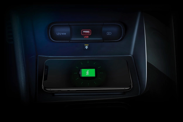 Cargador de teléfono inalámbrico en el interior del Kia Niro EV 2022