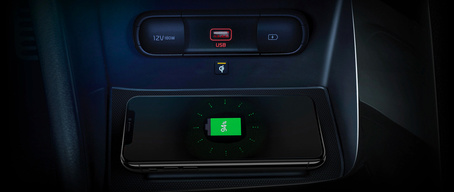 Cargador inalámbrico y puerto USB en el interior del Kia Niro EV 2022