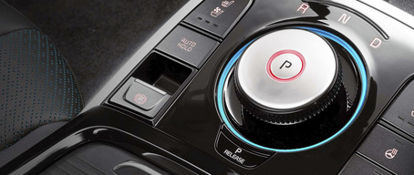 Dial de palanca de cambios giratoria en el interior del Kia Niro EV 2022