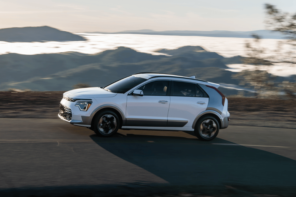 2024 White Kia EV Niro Wind up a two way street 