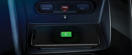Cargador de teléfono inalámbrico del interior del Kia Niro Plug-In Hybrid 2022