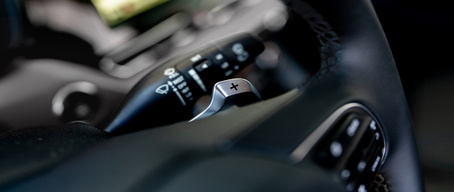 Primer plano de la transmisión automática de doble embrague del Kia Niro Plug-In Hybrid 2022