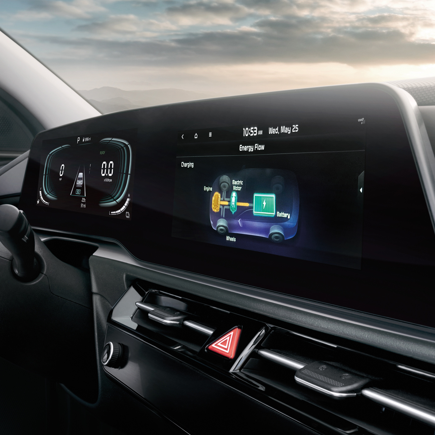 Primer plano de las dos pantallas centradas en el conductor en el interior del Kia Niro Plug-In Hybrid 2023