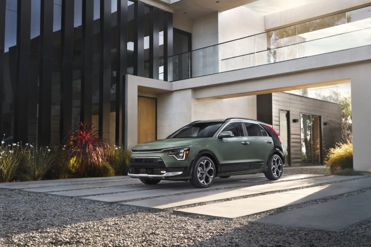 2023 Kia Niro Hybrid Parked In Front Of A Large House Three-Quarter View