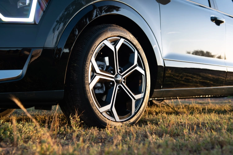 2023 Kia Niro Hybrid Alloy Wheels Close-Up