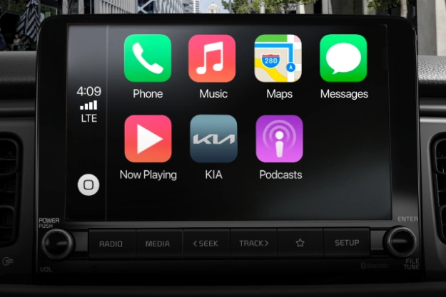 Apple CarPlay inalámbrico en el interior del Kia Rio 2022 de 5 puertas