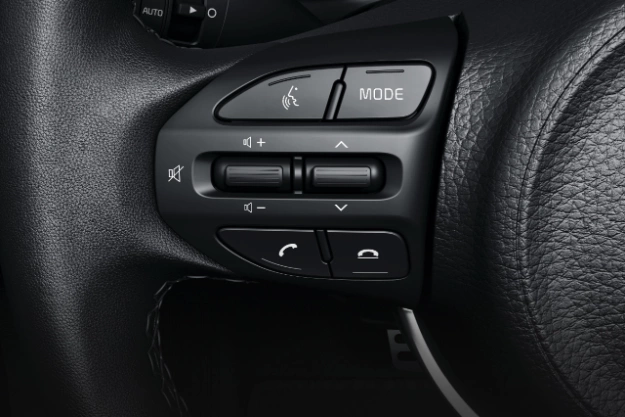 Controles de audio montados en el volante en el interior del Kia Rio 2022 de 5 puertas