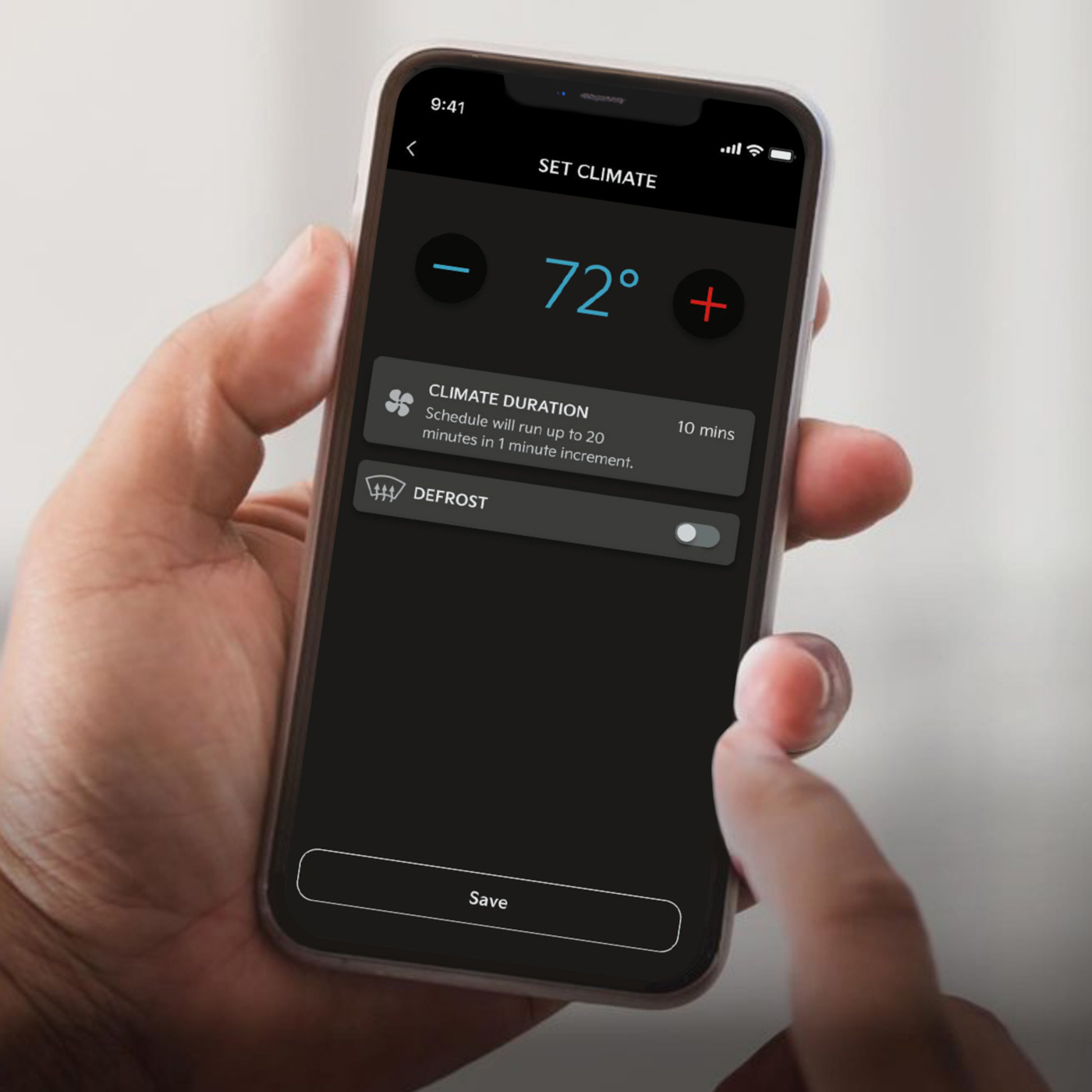 Teléfono inteligente mostrando las características de conectividad, como el control de clima, en el Kia Rio 2023 de 5 puertas