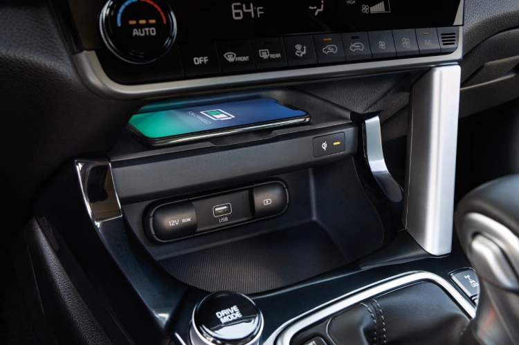 2022 Kia Seltos Interior Wireless and Wired Device Charging