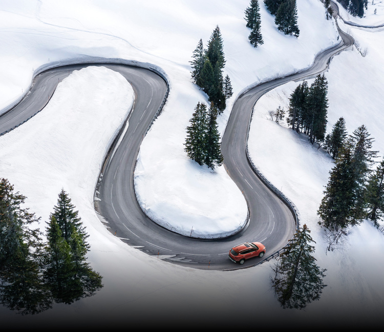Vista superior del Kia Seltos 2022 conduciendo en condiciones de nieve con motor turbocargado