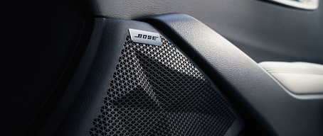Sistema de altavoces del sistema de audio premium Bose en el interior del Kia Seltos 2022