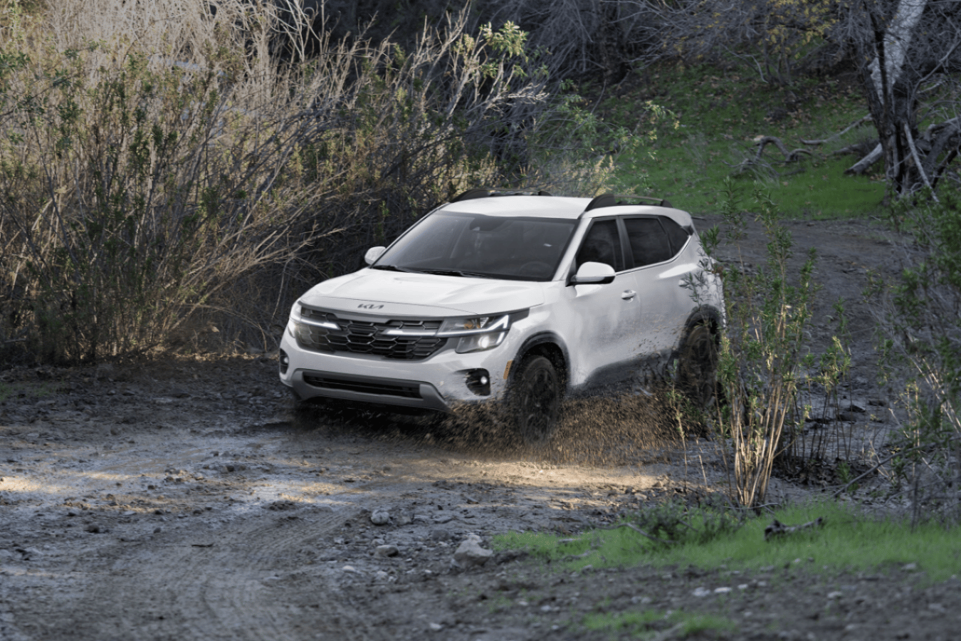 2025 Kia Seltos driving through mud