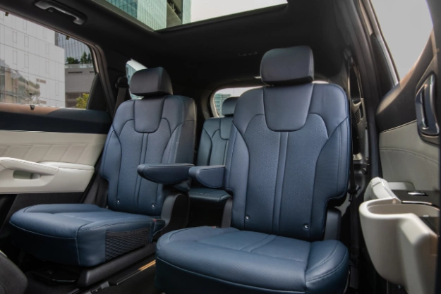 2023 Kia Sorento Plug-In Hybrid Interior Second-Row Captain Chairs