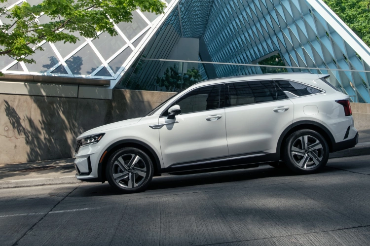 2024 Kia Sorento Plug-In Hybrid Driving Down A Steep Hill In The City Side-View