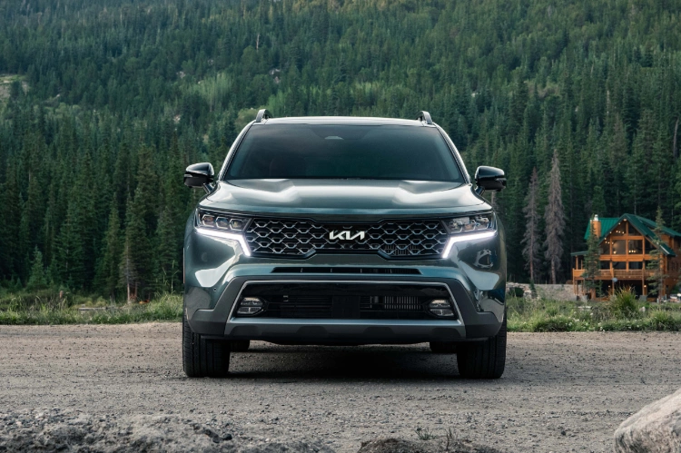 2022 Kia Sorento Parked In Front Of A Cabin And Trees Front View