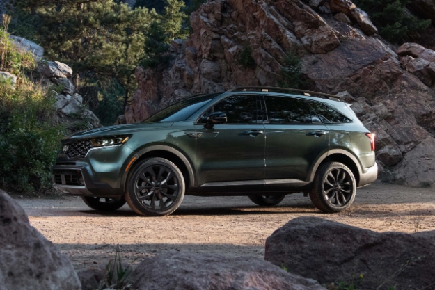 2022 Kia Sorento Parked In Front Of A Rocky Cliff Three-Quarter View