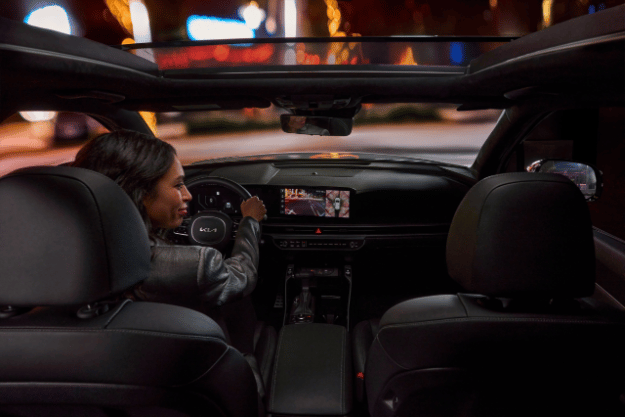 2025 Kia Sorento interior with a dashboard that features a digital display showing a rearview camera feed and other driving information
