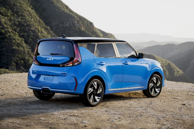 2024 Kia Soul Parked On The Side Of A Hill Rear Three-Quarter View