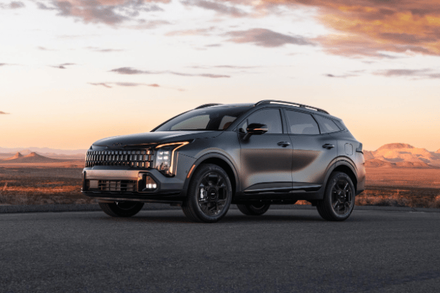 Vehículo Sportage 2026 en vista tres cuartos frontal, estacionado en un camino en el desierto