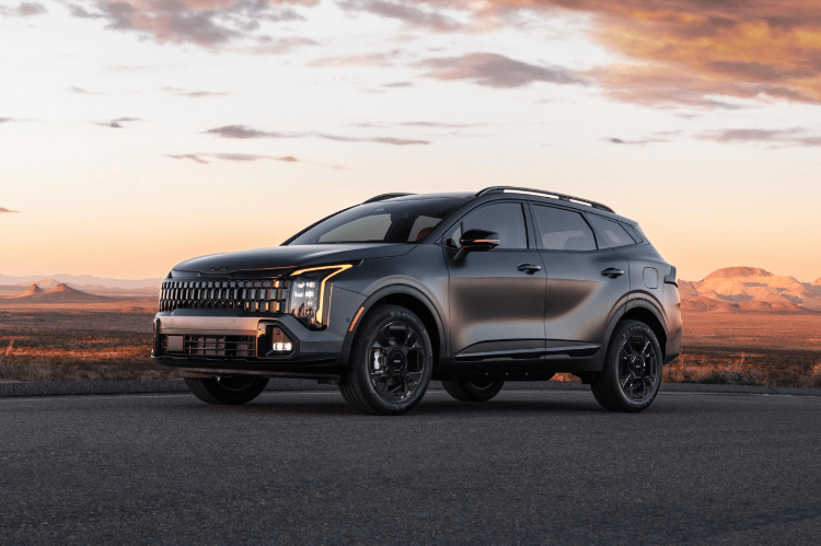 Vehículo Sportage 2026 en vista tres cuartos frontal, estacionado en un camino en el desierto