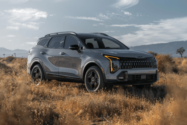 Vehículo Sportage 2026 en vista tres cuartos, estacionado sobre vegetación desértica