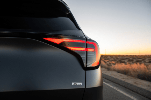 Vehículo Sportage 2026, vista ampliada de la parte trasera destacando la moderna luz trasera y el emblema X-Line