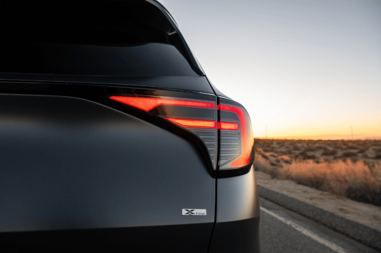 Vehículo Sportage 2026, vista ampliada de la parte trasera destacando la moderna luz trasera y el emblema X-Line