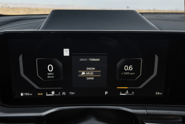 Vista ampliada del tablero digital que muestra el velocímetro a la izquierda, las opciones de modo de terreno en el centro y el tacómetro a la derecha