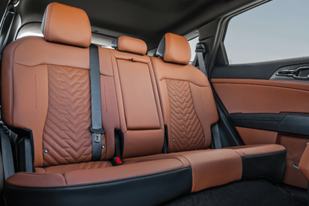 Interior del vehículo Sportage 2026, vista completa de los asientos de la segunda fila en cuero marrón