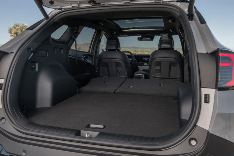 Espacio de carga del vehículo Sportage 2026 con la segunda fila de asientos abatida