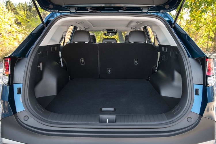 Interior del Kia Sportage Hybrid 2023 con el mejor espacio de carga de su clase